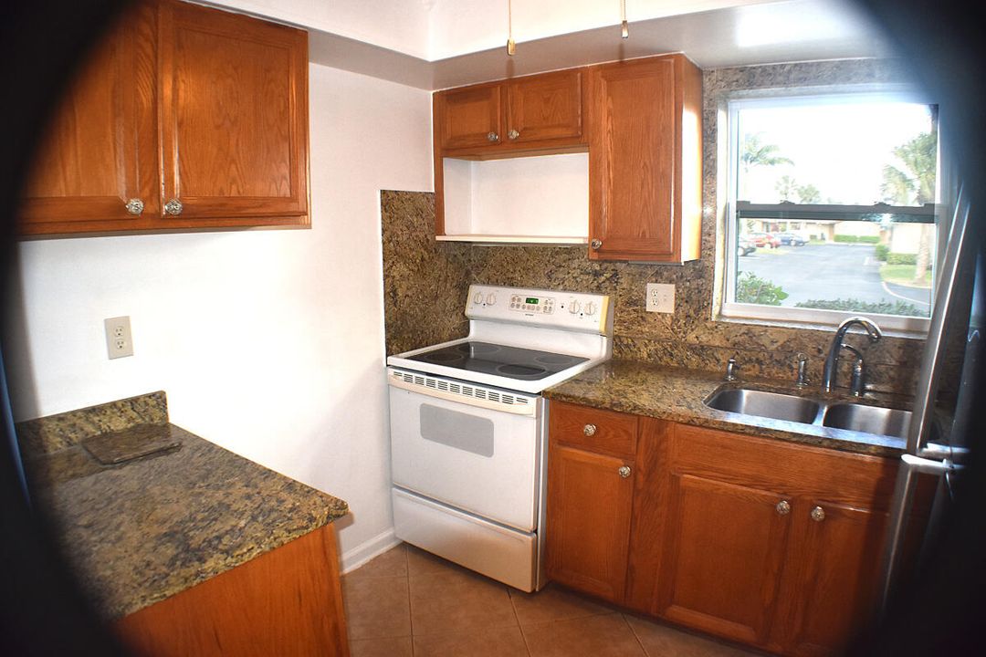 For Sale: $119,900 (1 beds, 1 baths, 662 Square Feet)