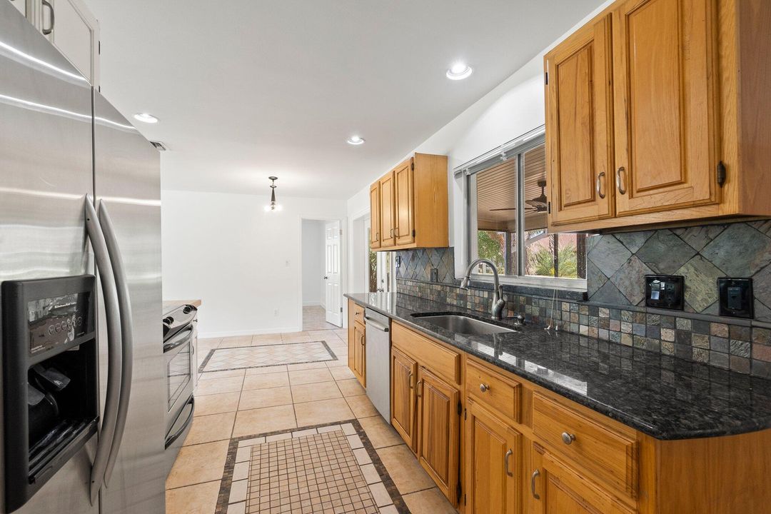 For Sale: $325,000 (2 beds, 2 baths, 1225 Square Feet)