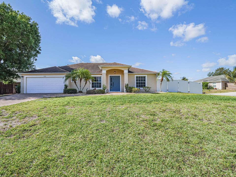 For Sale: $489,900 (4 beds, 2 baths, 1900 Square Feet)