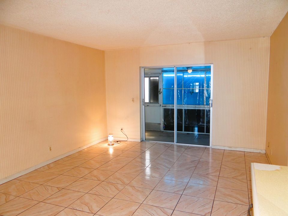 For Sale: $143,000 (2 beds, 1 baths, 729 Square Feet)