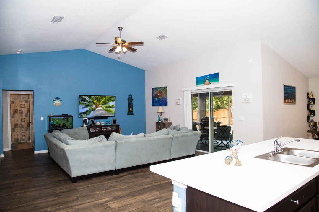 For Sale: $435,000 (4 beds, 2 baths, 1915 Square Feet)