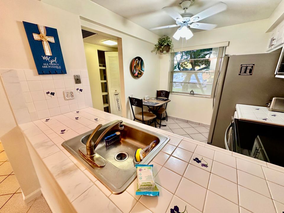 Active With Contract: $1,900 (2 beds, 2 baths, 962 Square Feet)