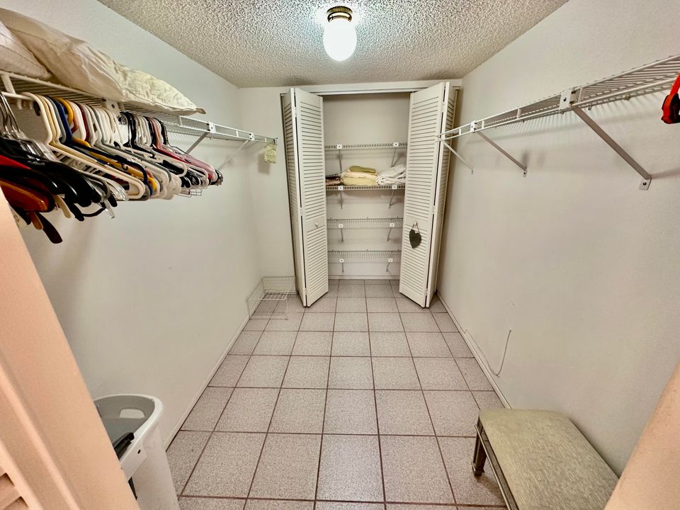 Active With Contract: $1,900 (2 beds, 2 baths, 962 Square Feet)