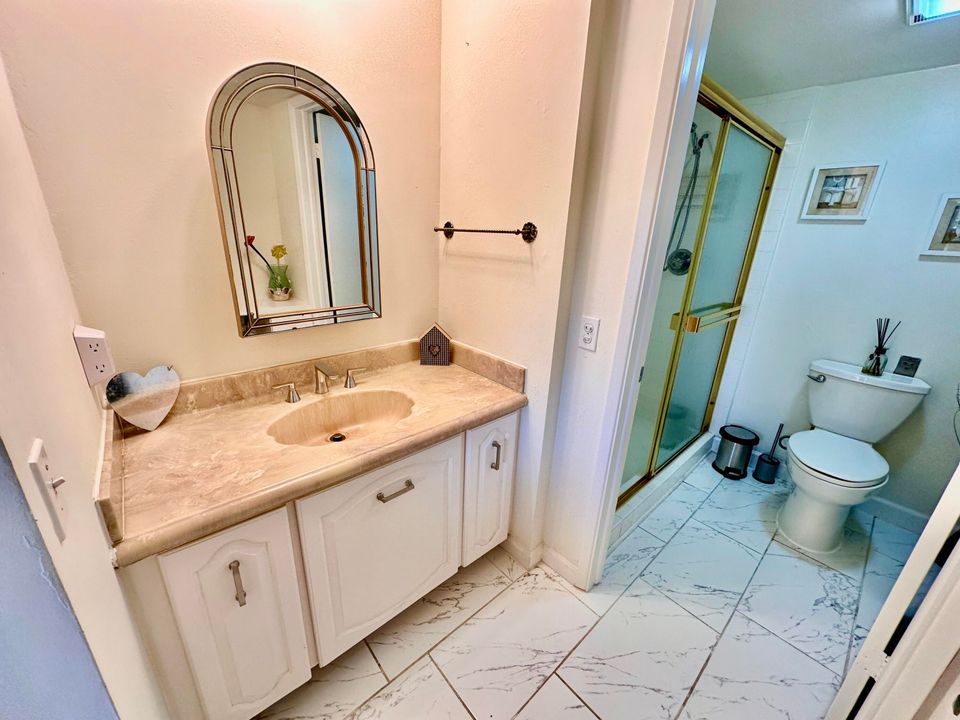 Active With Contract: $1,900 (2 beds, 2 baths, 962 Square Feet)