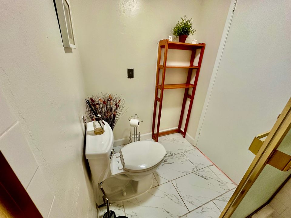 Active With Contract: $1,900 (2 beds, 2 baths, 962 Square Feet)