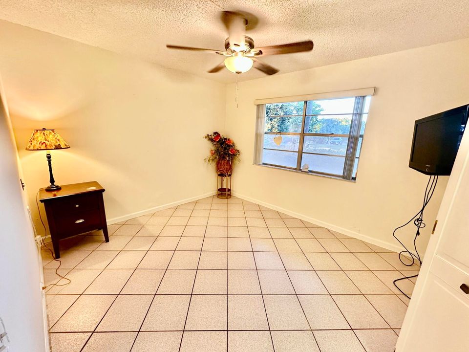 Active With Contract: $1,900 (2 beds, 2 baths, 962 Square Feet)