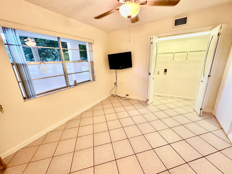 Active With Contract: $1,900 (2 beds, 2 baths, 962 Square Feet)