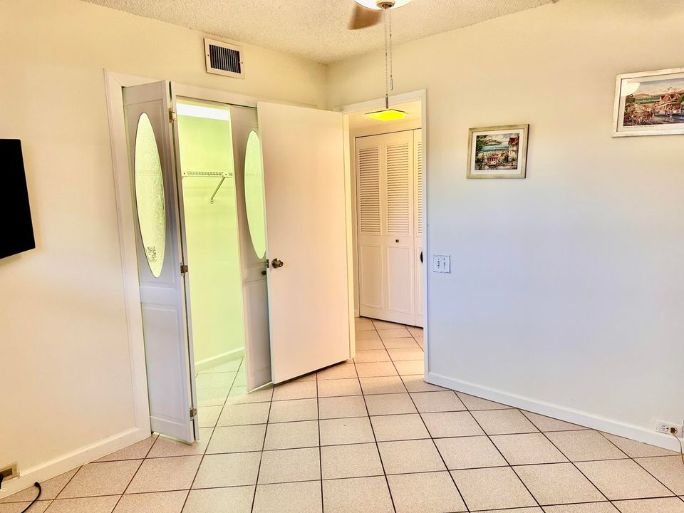 Active With Contract: $1,900 (2 beds, 2 baths, 962 Square Feet)