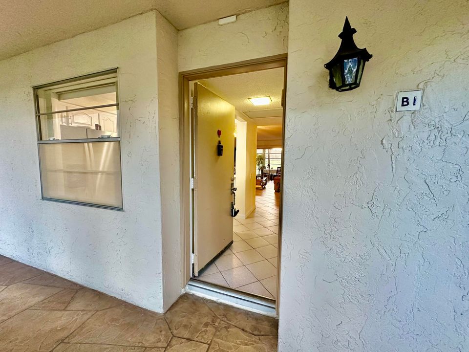 Active With Contract: $1,900 (2 beds, 2 baths, 962 Square Feet)