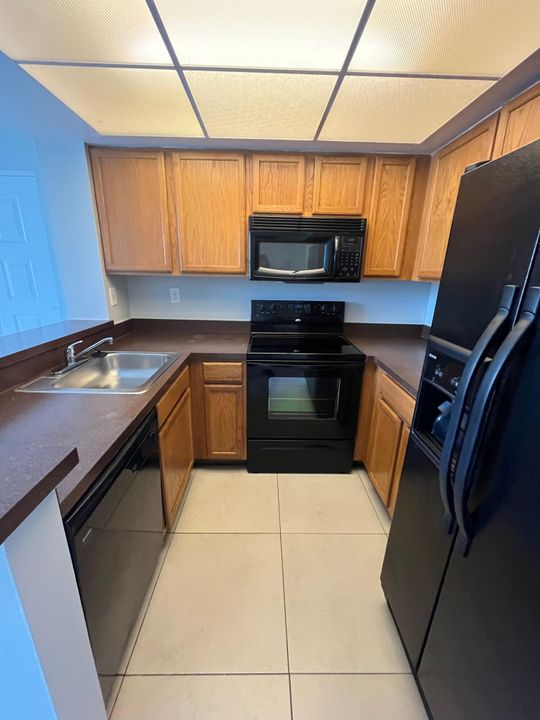 Active With Contract: $1,575 (1 beds, 1 baths, 728 Square Feet)