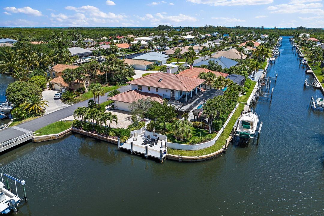 For Sale: $2,795,000 (3 beds, 3 baths, 3564 Square Feet)