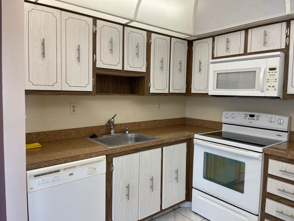 For Rent: $1,650 (1 beds, 1 baths, 760 Square Feet)