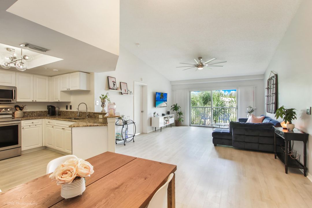 For Sale: $318,000 (2 beds, 2 baths, 1107 Square Feet)