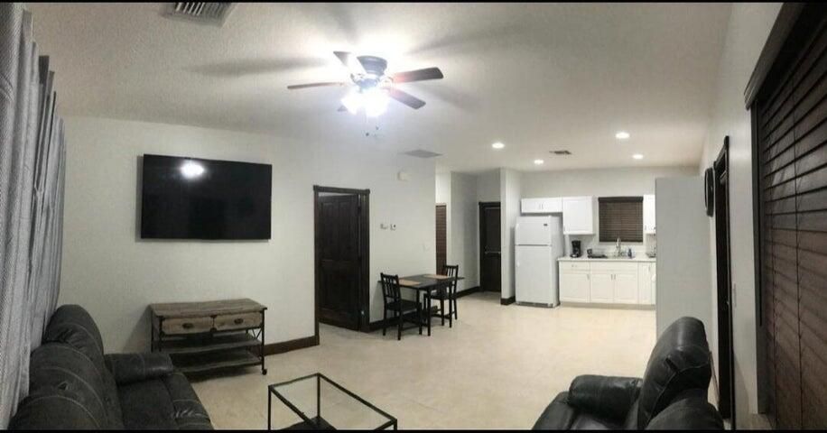 For Rent: $2,000 (1 beds, 1 baths, 950 Square Feet)