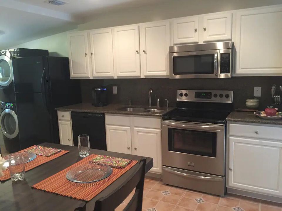For Rent: $3,500 (2 beds, 2 baths, 1187 Square Feet)