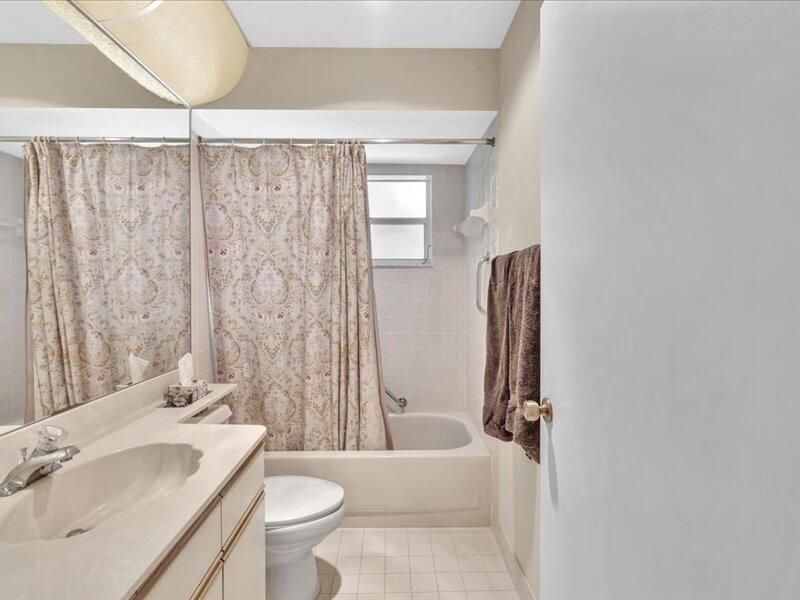 合同活跃: $369,500 (2 贝兹, 2 浴室, 1555 平方英尺)