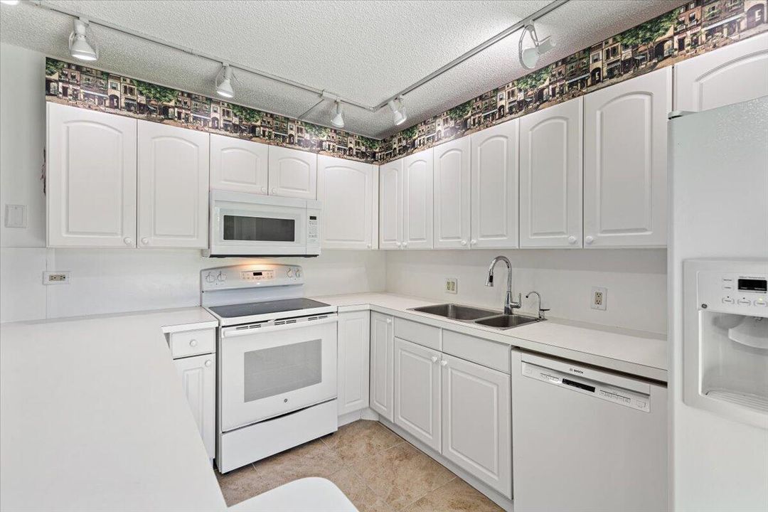 For Sale: $316,000 (2 beds, 2 baths, 1288 Square Feet)