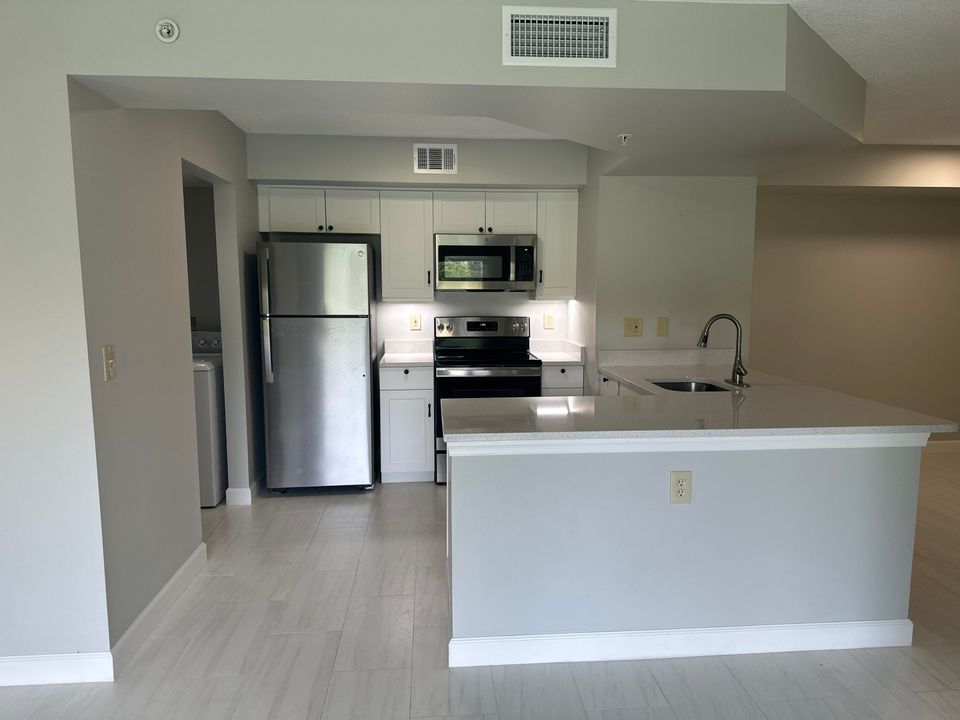 For Sale: $289,000 (1 beds, 1 baths, 795 Square Feet)