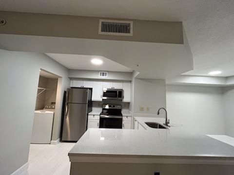 For Sale: $289,000 (1 beds, 1 baths, 795 Square Feet)