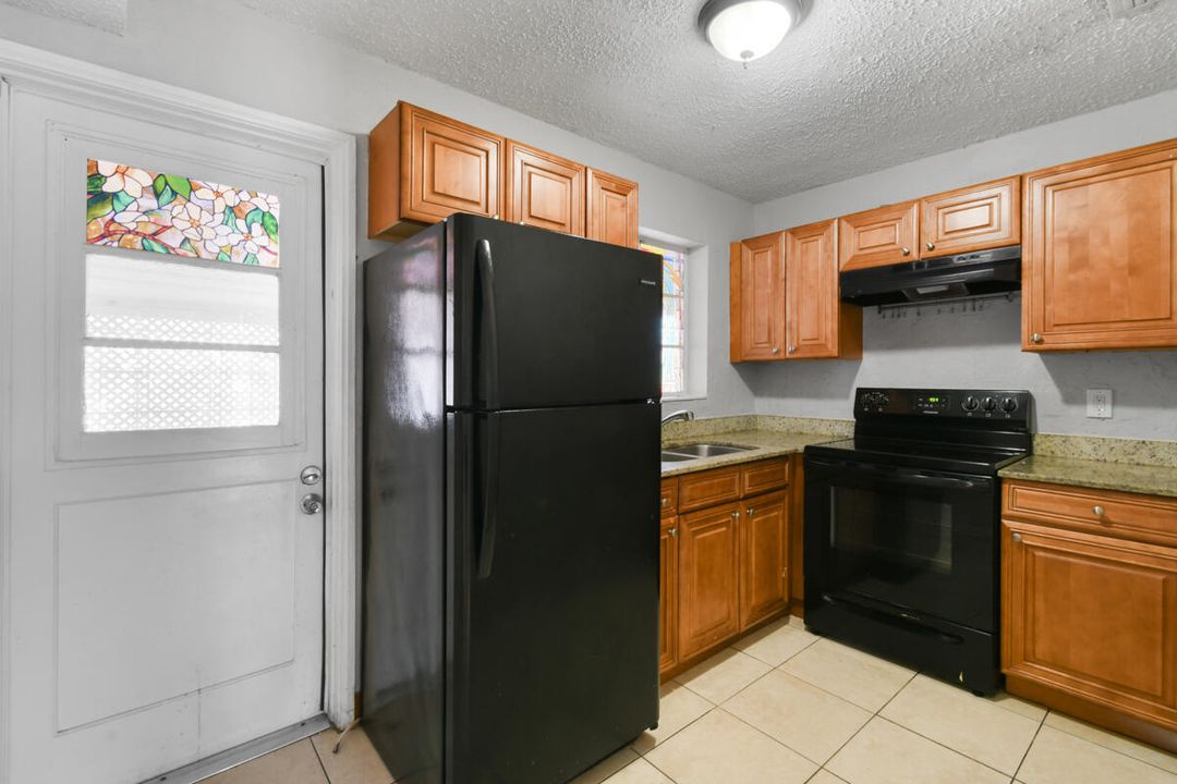 For Sale: $349,900 (2 beds, 1 baths, 1096 Square Feet)