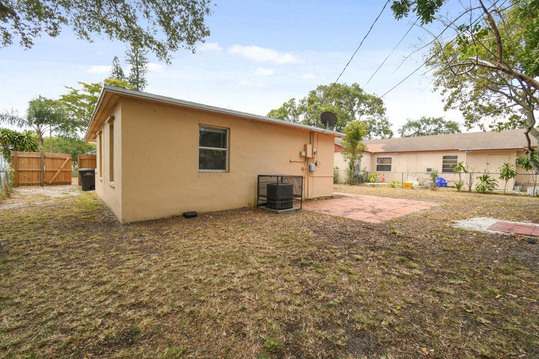 For Sale: $349,900 (2 beds, 1 baths, 1096 Square Feet)