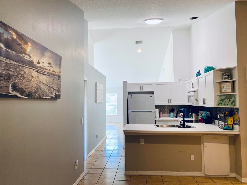 Active With Contract: $1,000 (2 beds, 2 baths, 1372 Square Feet)