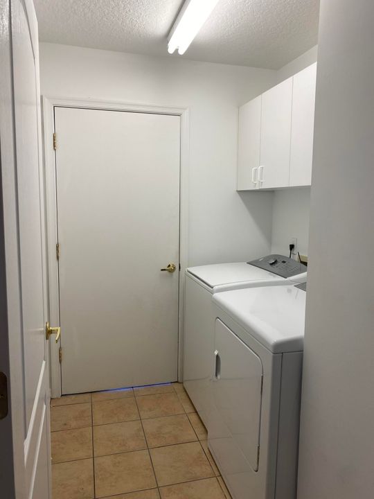 Active With Contract: $1,000 (2 beds, 2 baths, 1372 Square Feet)