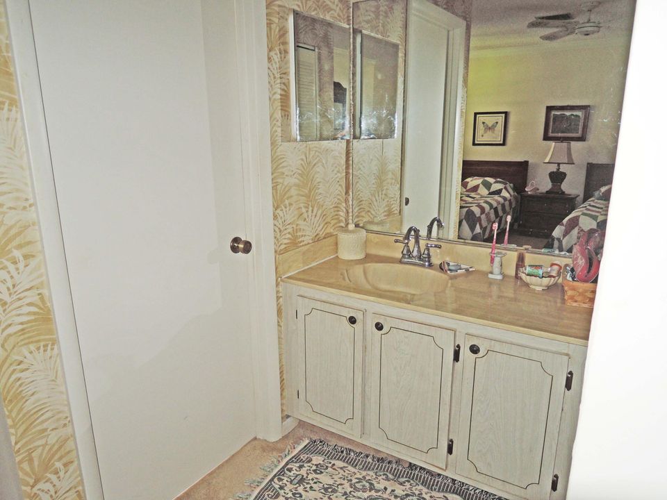 For Sale: $135,000 (1 beds, 1 baths, 816 Square Feet)