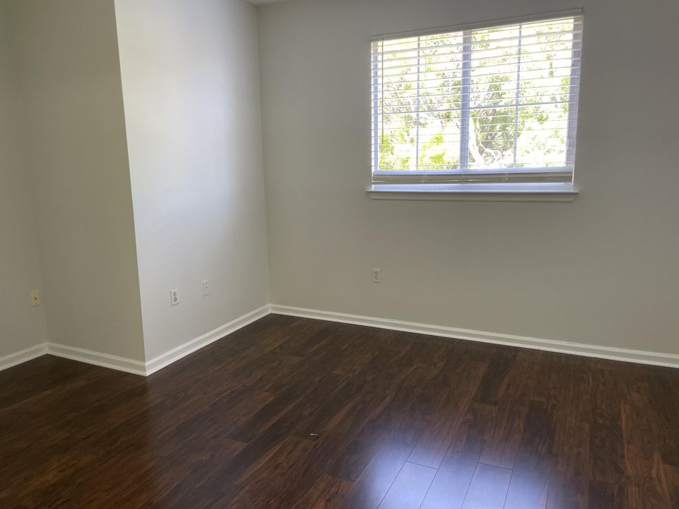 Active With Contract: $2,600 (2 beds, 2 baths, 1310 Square Feet)