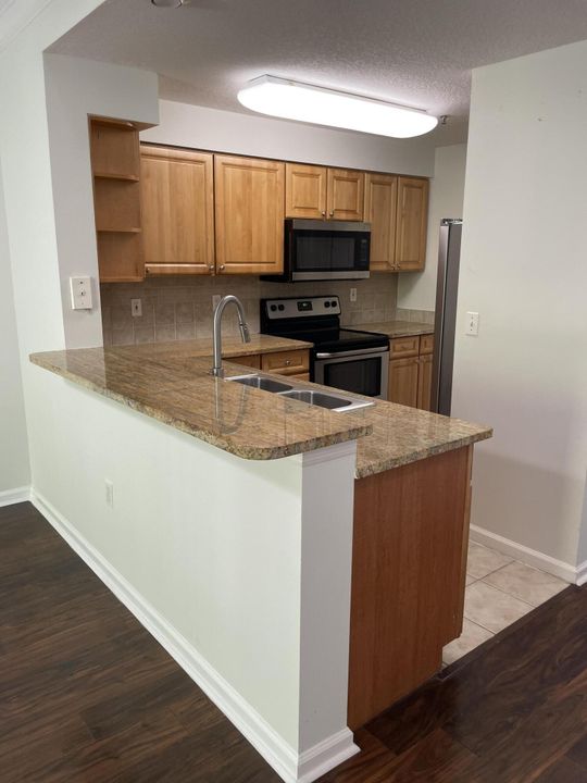 Active With Contract: $2,600 (2 beds, 2 baths, 1310 Square Feet)