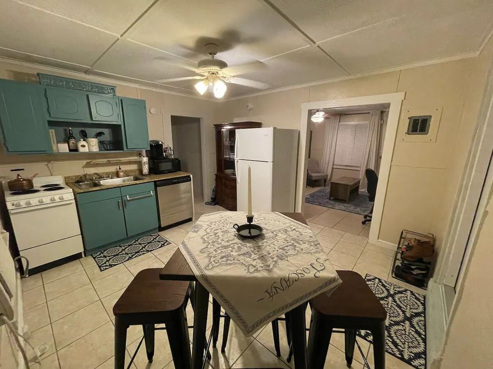 For Rent: $1,850 (1 beds, 1 baths, 475 Square Feet)