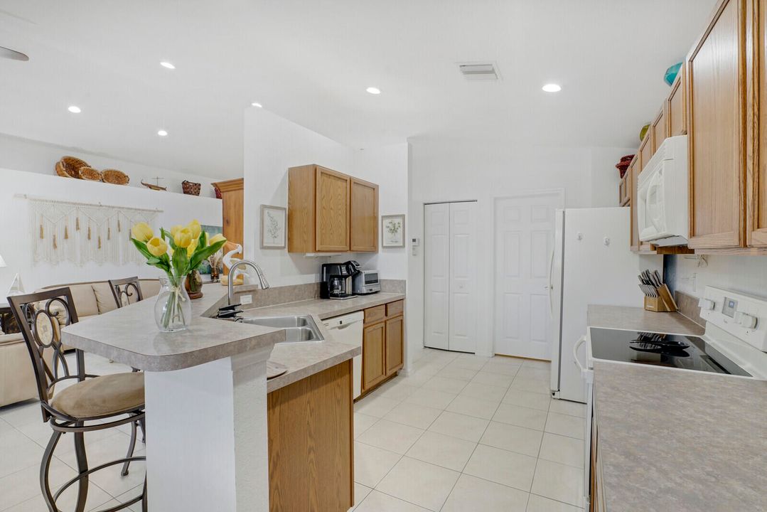 Active With Contract: $3,900 (3 beds, 2 baths, 1798 Square Feet)