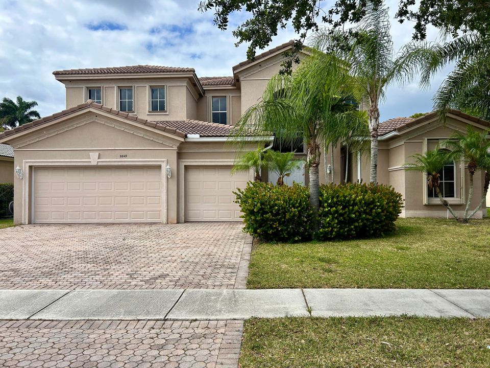 Active With Contract: $4,600 (5 beds, 4 baths, 4079 Square Feet)