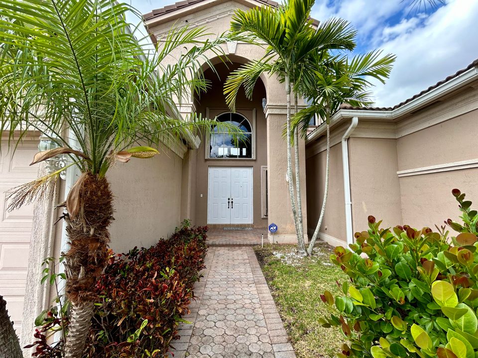 Active With Contract: $4,600 (5 beds, 4 baths, 4079 Square Feet)