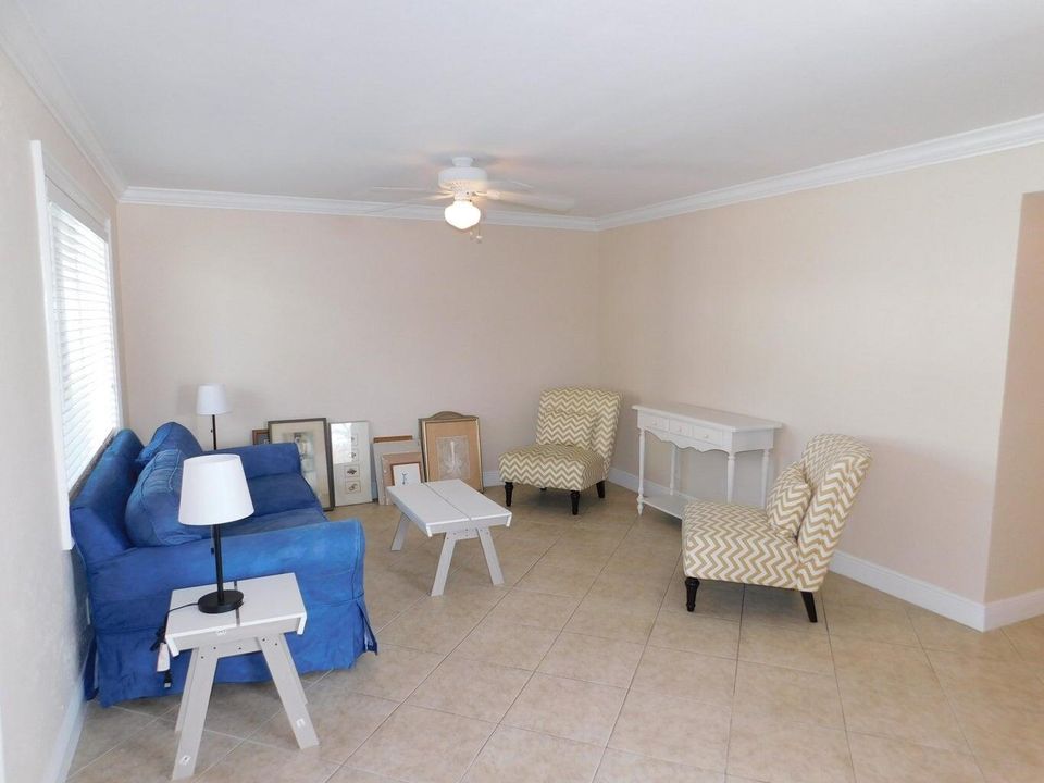 Active With Contract: $1,900 (1 beds, 1 baths, 950 Square Feet)