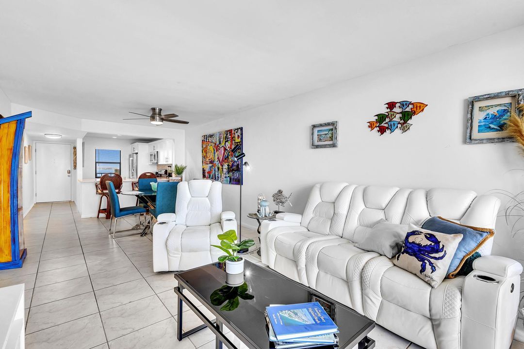 Active With Contract: $448,000 (2 beds, 2 baths, 984 Square Feet)