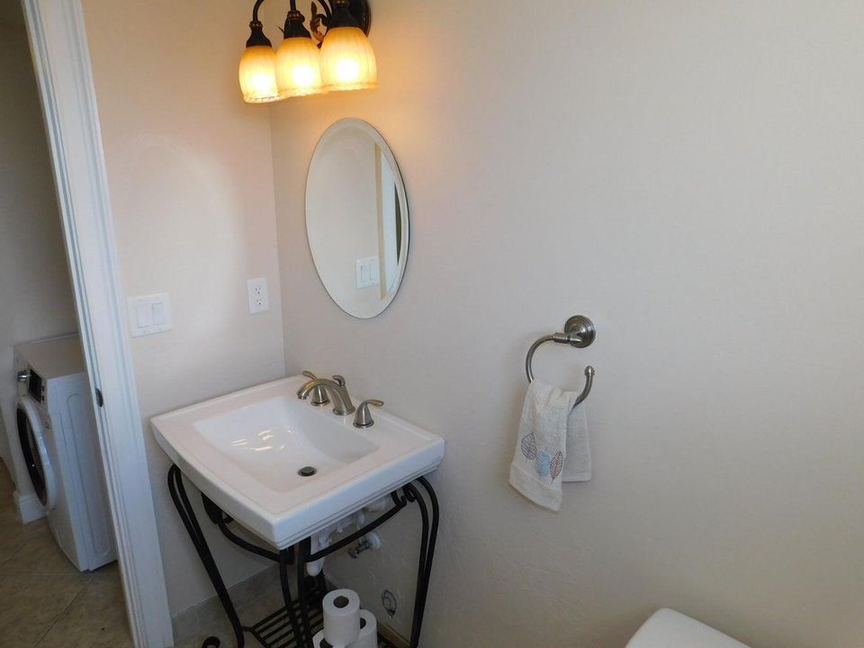 Active With Contract: $1,900 (1 beds, 1 baths, 950 Square Feet)