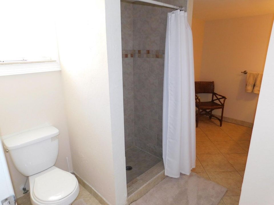 Active With Contract: $1,900 (1 beds, 1 baths, 950 Square Feet)