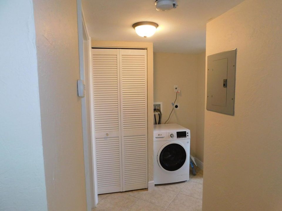 Active With Contract: $1,900 (1 beds, 1 baths, 950 Square Feet)