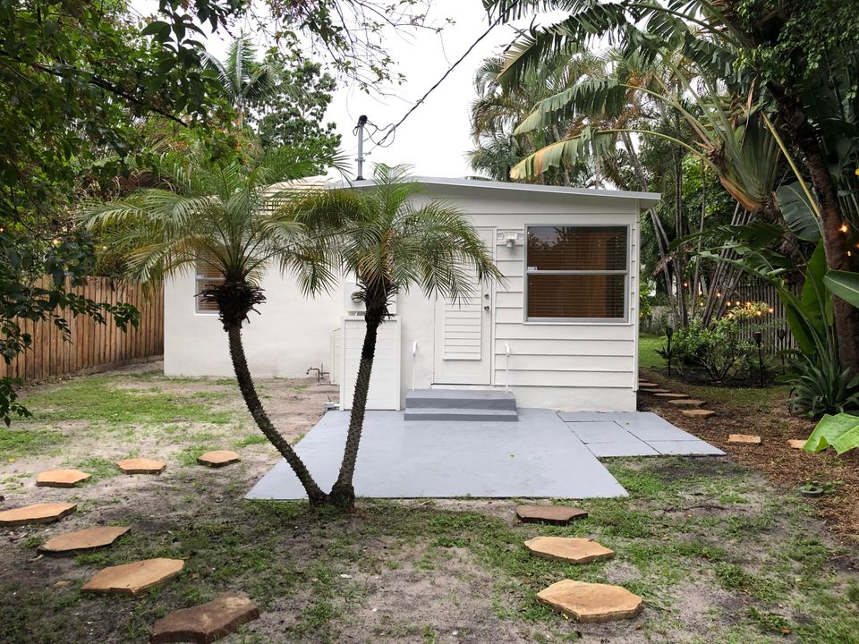 For Sale: $549,000 (2 beds, 2 baths, 836 Square Feet)