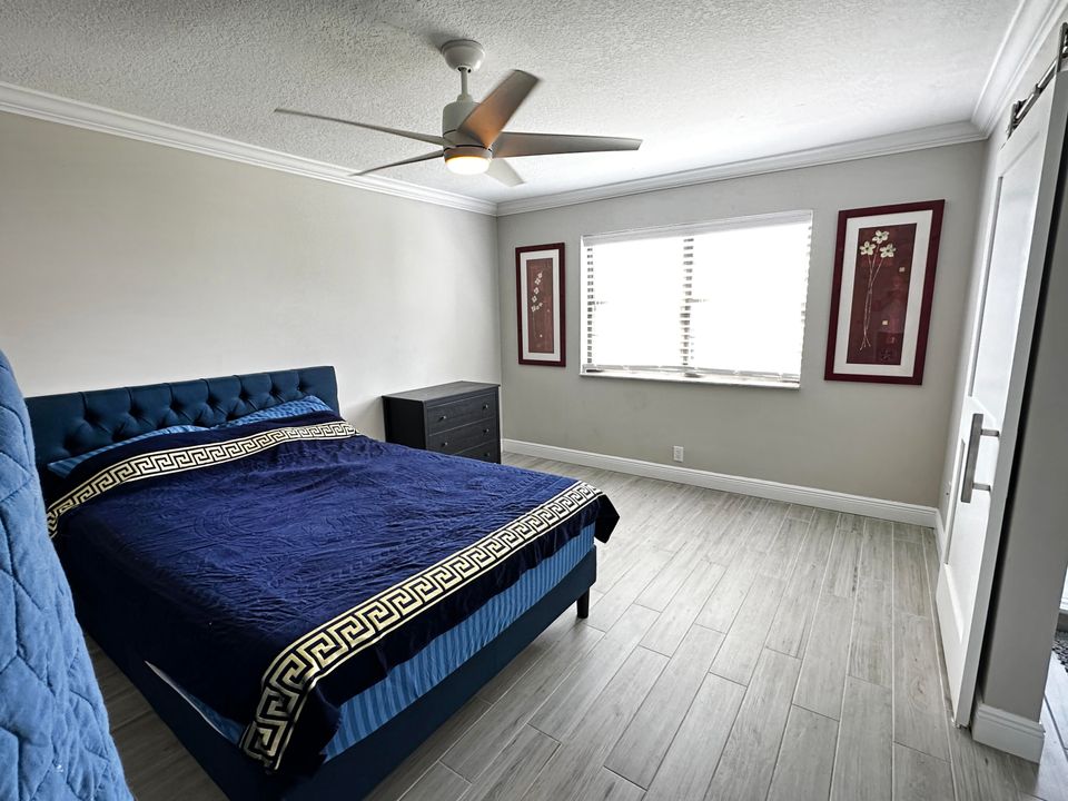 Active With Contract: $2,300 (2 beds, 2 baths, 979 Square Feet)