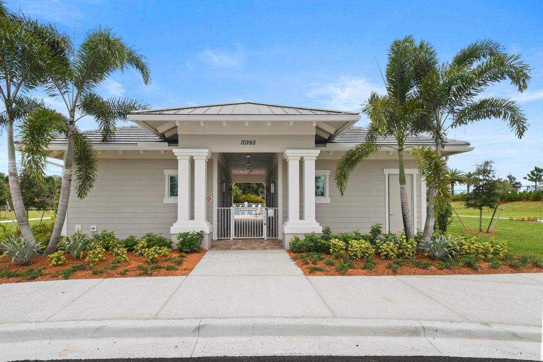 Active With Contract: $656,580 (5 beds, 4 baths, 2894 Square Feet)