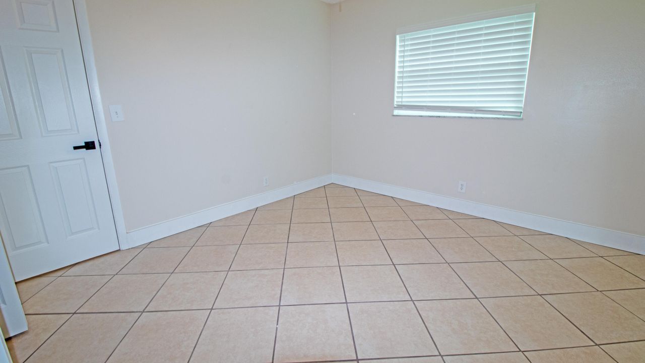 For Rent: $2,000 (2 beds, 1 baths, 900 Square Feet)