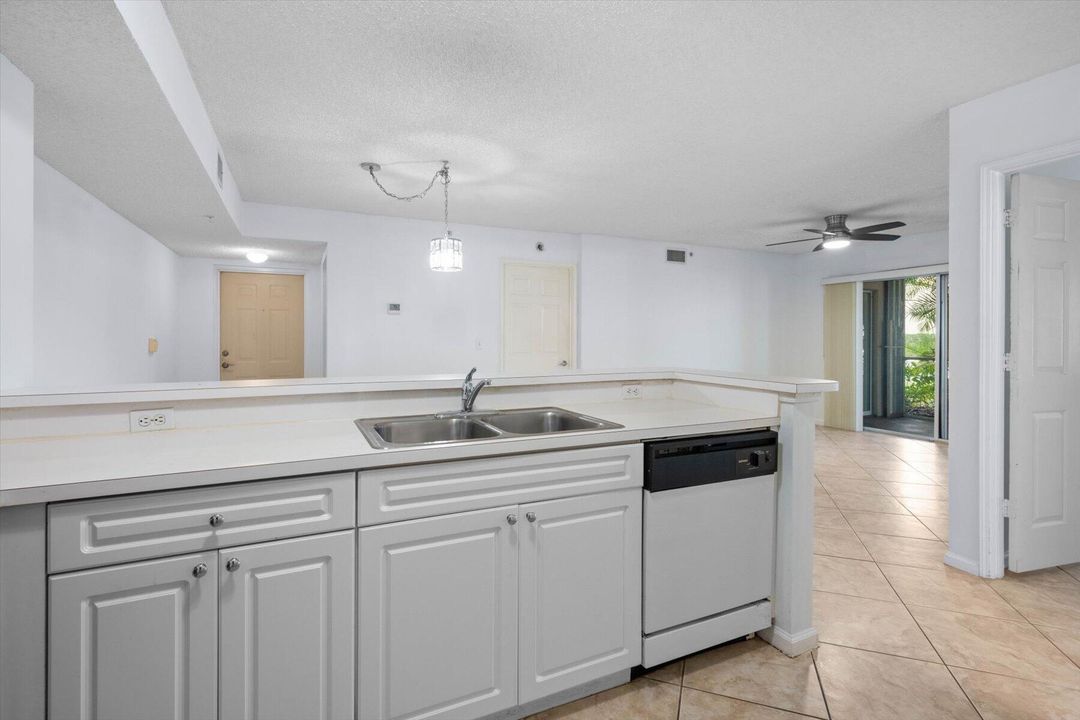 For Sale: $370,000 (2 beds, 2 baths, 991 Square Feet)