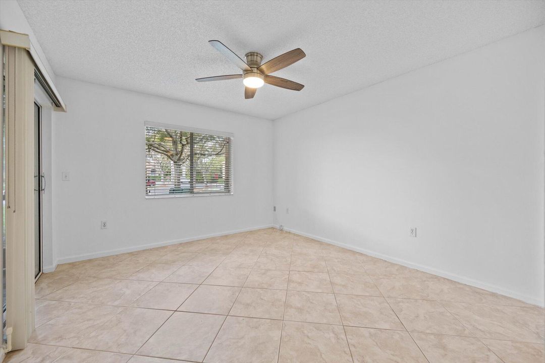For Sale: $370,000 (2 beds, 2 baths, 991 Square Feet)