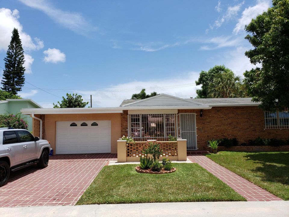 For Sale: $599,000 (3 beds, 2 baths, 1700 Square Feet)