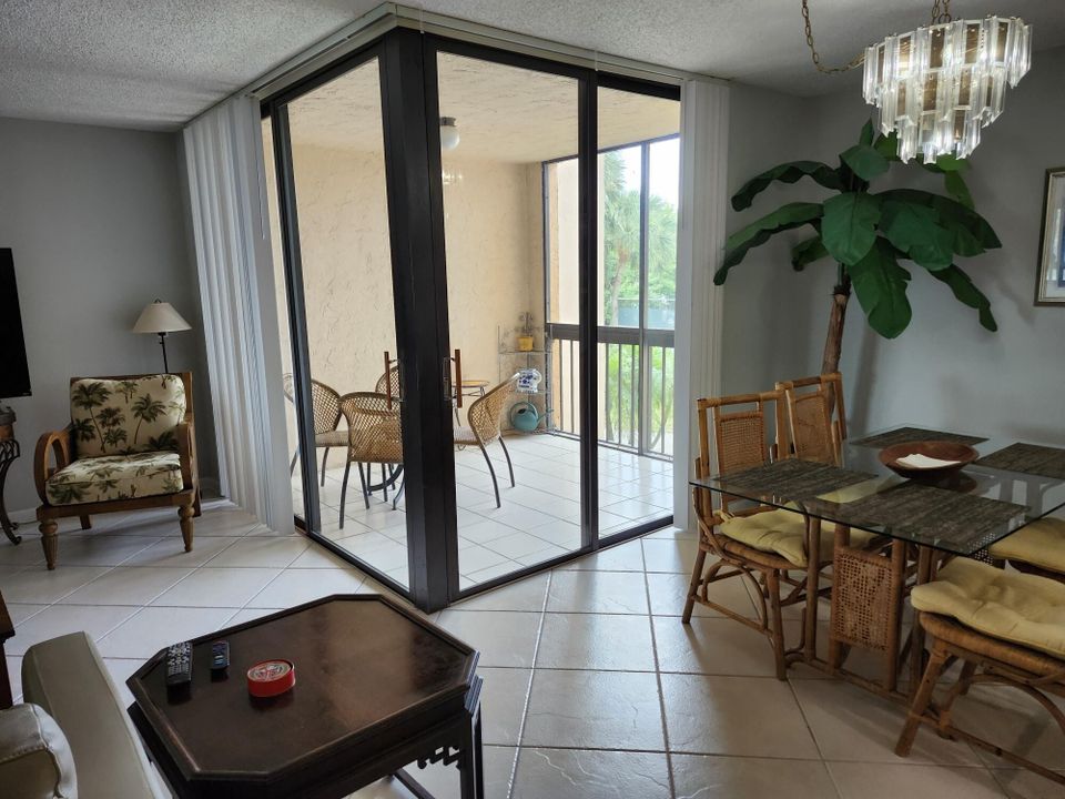For Sale: $399,000 (2 beds, 2 baths, 1176 Square Feet)
