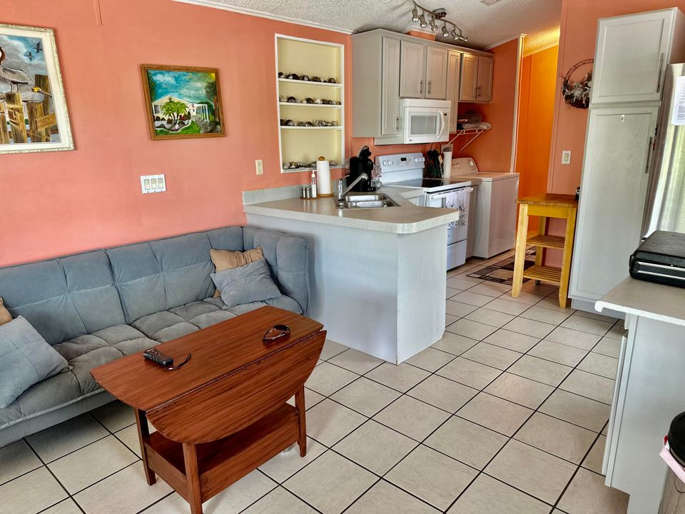 For Sale: $259,000 (2 beds, 2 baths, 850 Square Feet)