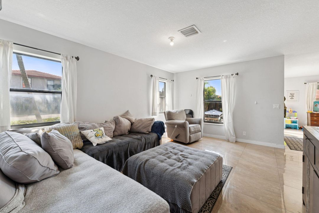 Active With Contract: $385,000 (3 beds, 3 baths, 1765 Square Feet)