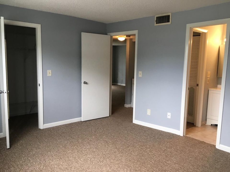 Active With Contract: $1,800 (2 beds, 1 baths, 876 Square Feet)